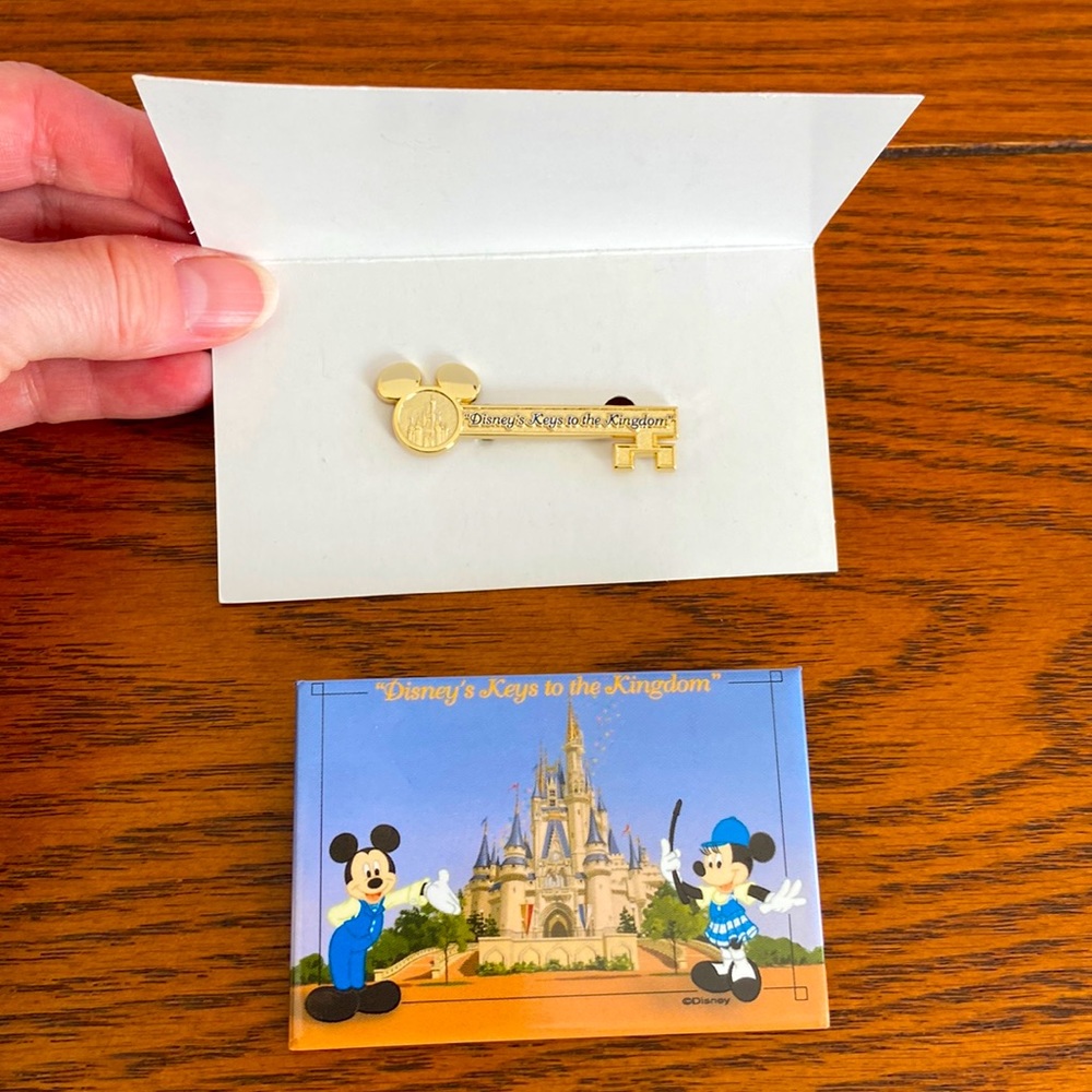 Very RARE “Disney Key to the Kingdom”gold tone pin &rectangle shaped picture pin